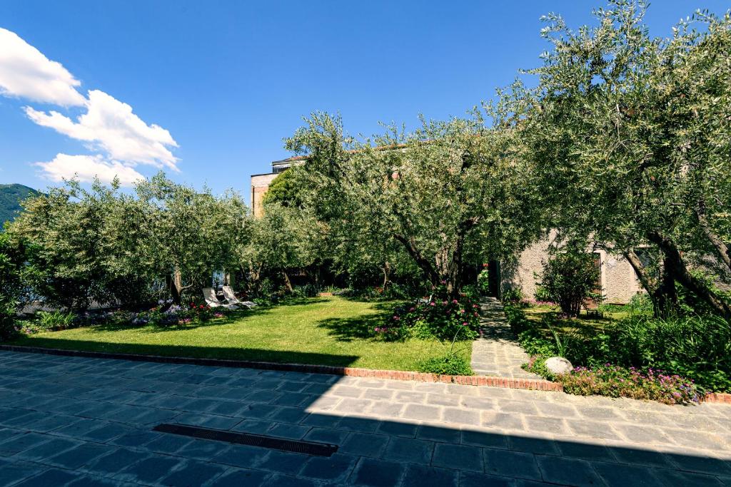 Vonkajšia záhrada v ubytovaní In Riva al Lago di Iseo Residenza LOFT