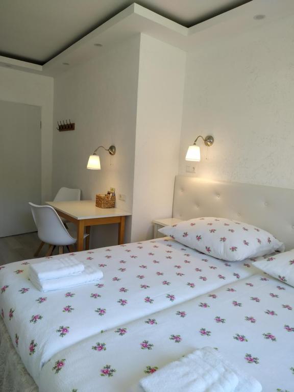 Postel nebo postele na pokoji v ubytování Bed and Breakfast Am Knittenberg