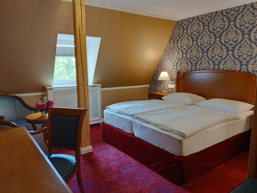 Postel nebo postele na pokoji v ubytování Hotel Erbprinzenpalais