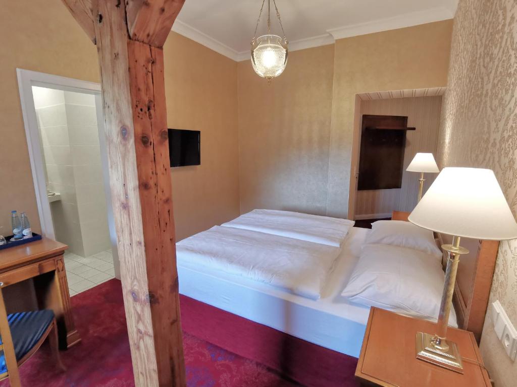 Postel nebo postele na pokoji v ubytování Hotel Erbprinzenpalais