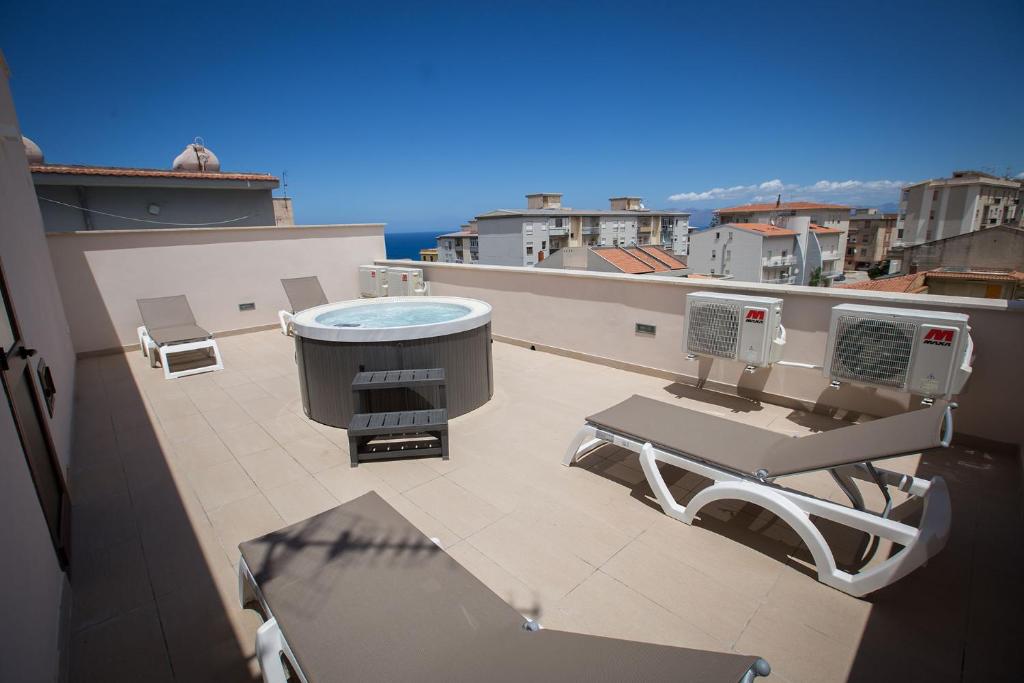 balcone con vasca idromassaggio e griglia di Casa Vacanza Barone a Castellammare del Golfo