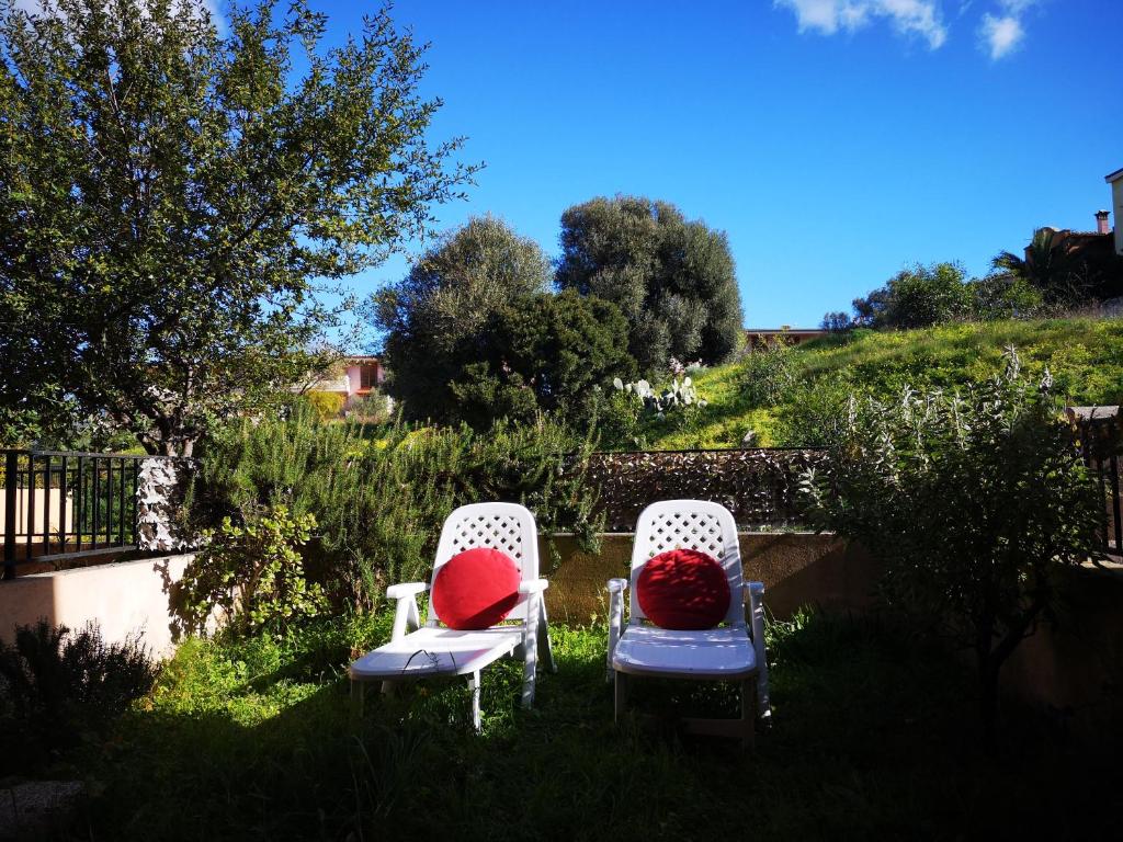維拉西繆斯的住宿－Sunny garden house，两把椅子,红色靠垫,坐在草地上