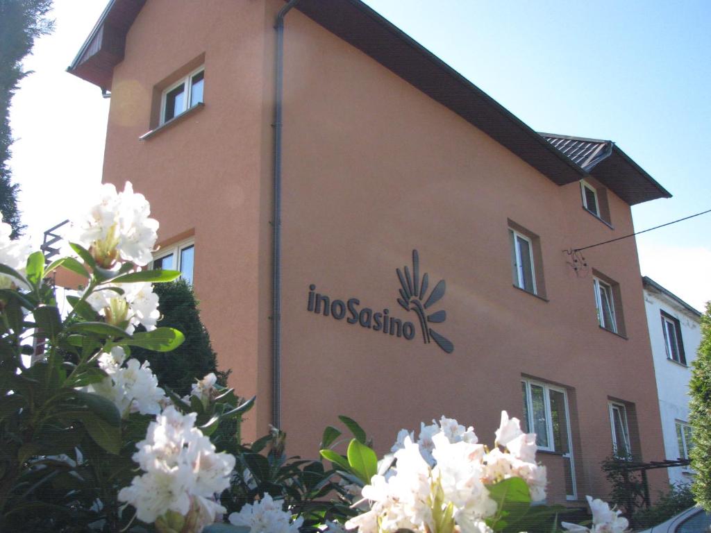 a building with the inscription incsis institution on it at Pokoje InoSasino z basenem i sauną in Sasino