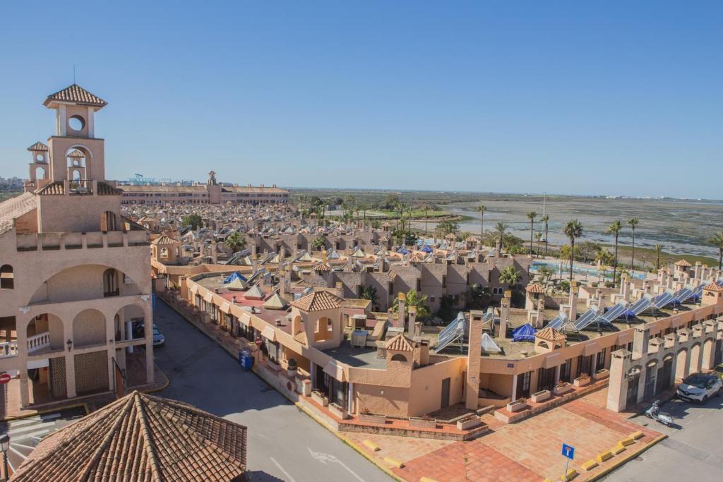 una vista aérea de una ciudad con una torre de reloj en Apartamentos Turísticos Bahía Sur en San Fernando