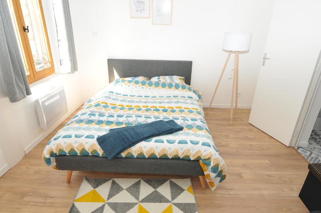 Un pat sau paturi într-o cameră la Près du Pont, Appartement 35m2 hyper centre Honfleur