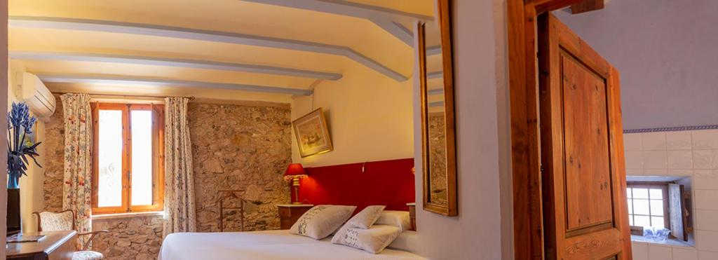 Postel nebo postele na pokoji v ubytování Hotel Rural Mas Fontanelles