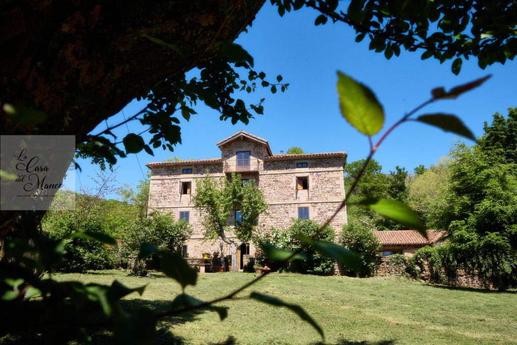 uma velha casa de pedra no meio de um campo em La Casa Del Manco em Villar