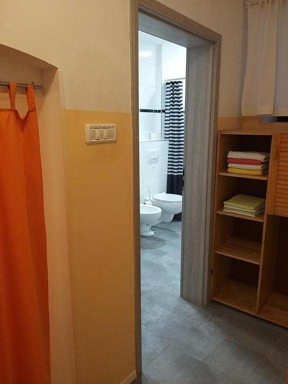 La salle de bains est pourvue de toilettes, d'un lavabo et d'une porte. dans l'établissement Idila, à Izola