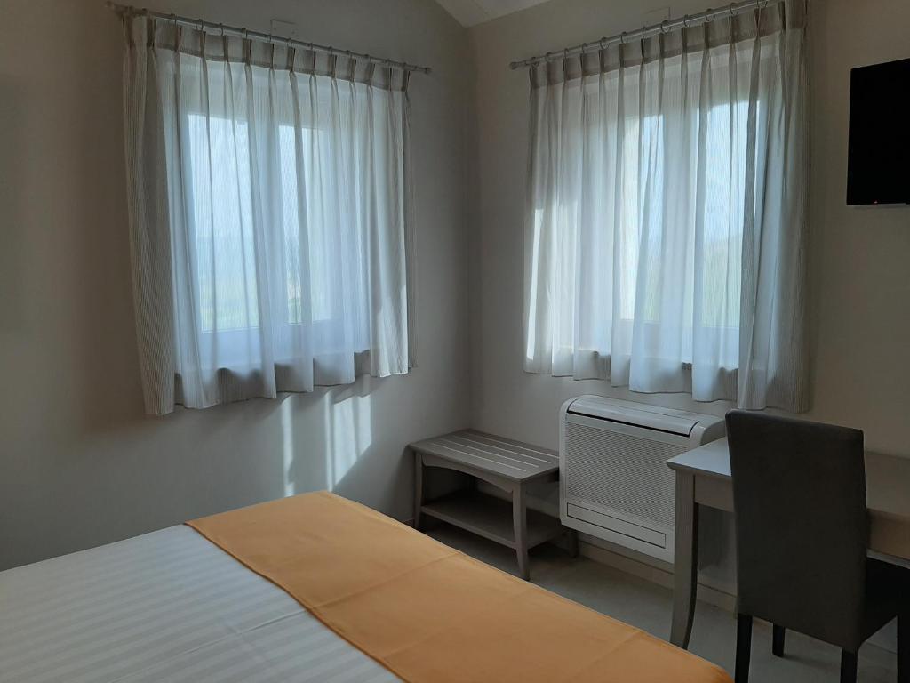 A bed or beds in a room at Agriturismo Colle Rosso