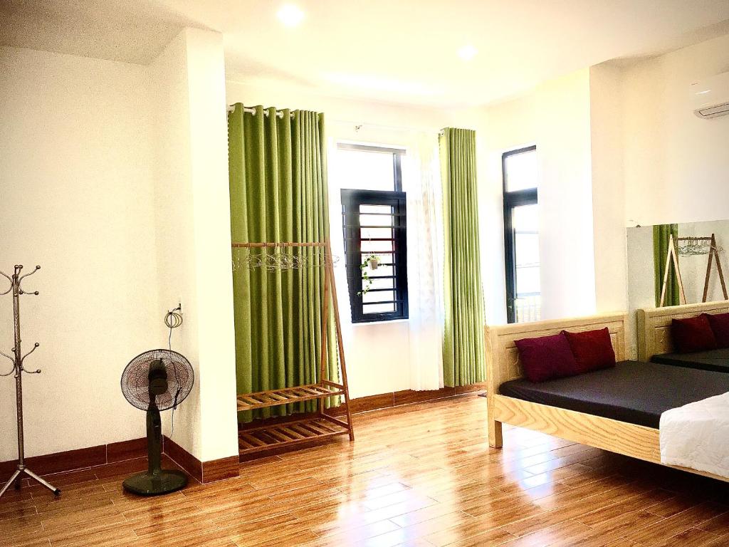 Postel nebo postele na pokoji v ubytování Ken King 2 - homestay gần biển giá rẻ