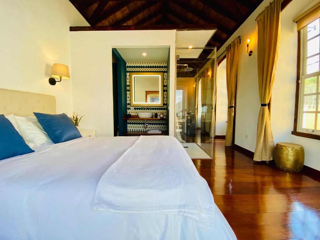 Loft Los Laureles في إل باسو: غرفة نوم مع سرير أبيض كبير في غرفة