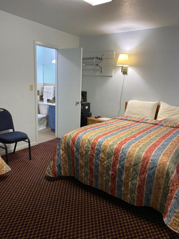 Ένα ή περισσότερα κρεβάτια σε δωμάτιο στο Regency Inn Comanche