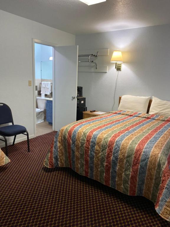 Postel nebo postele na pokoji v ubytování Regency Inn Comanche