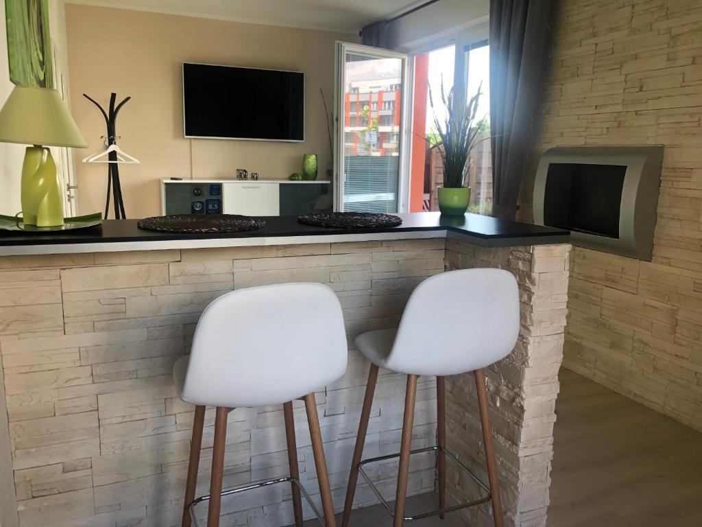 TV a/nebo společenská místnost v ubytování Bastien Studio near Airport