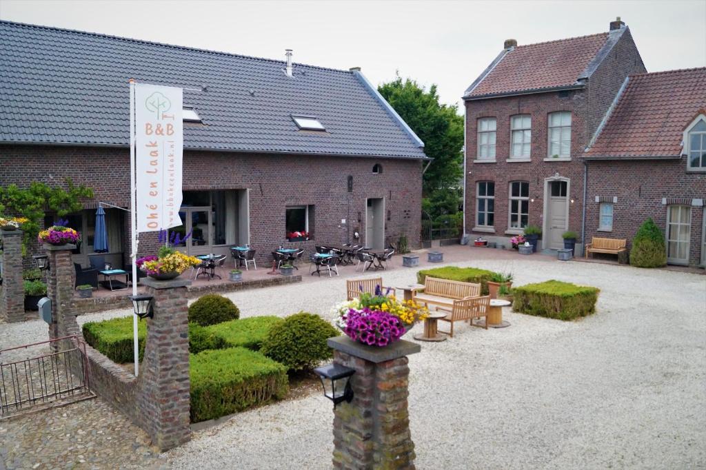 een binnenplaats met een bord in het midden van een gebouw bij Bed & Breakfast Ohé en Laak in Ohé en Laak