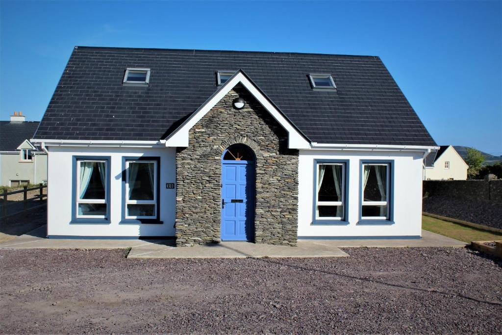 una casa con una porta blu sul vialetto di No. 20 An tOileán a Knights Town