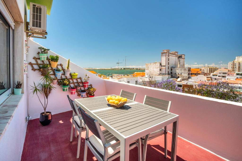 d'une table et de chaises sur un balcon avec vue. dans l'établissement Dreamers Duplex with Seaview, à Faro