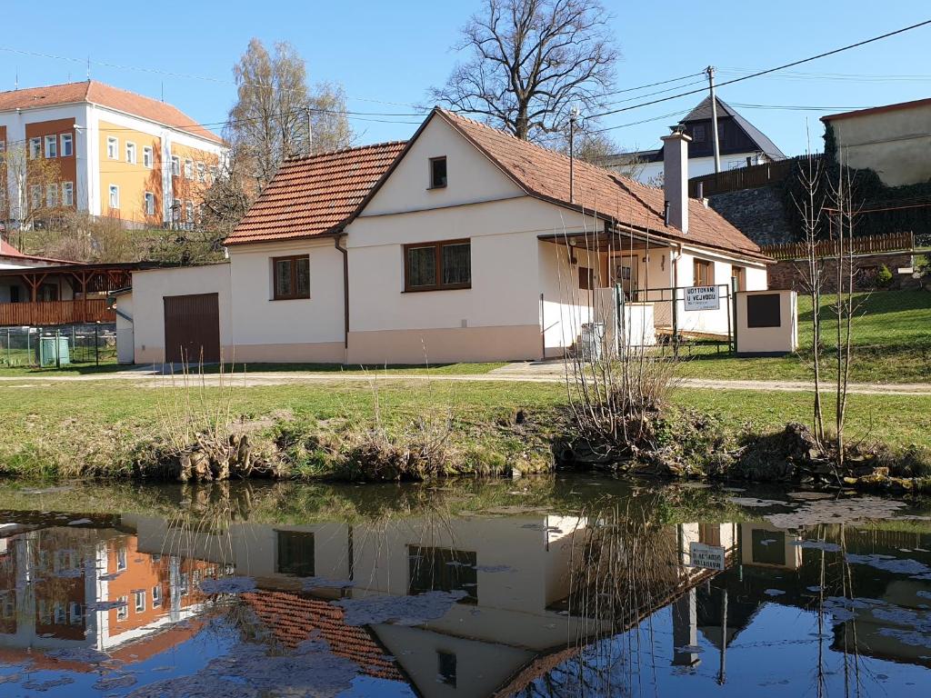 a house sitting next to a body of water at Chaloupka u Vejvodů in Skřípov