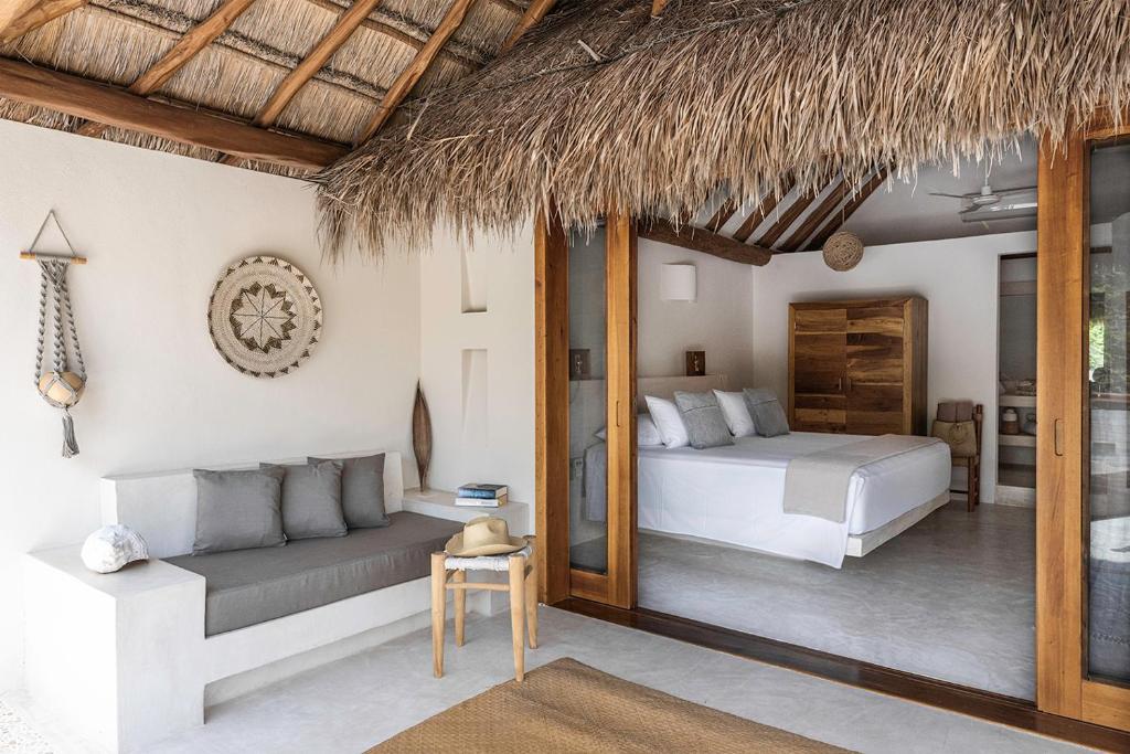 Tierra del Mar Hotel - Adults Only tesisinde bir odada yatak veya yataklar