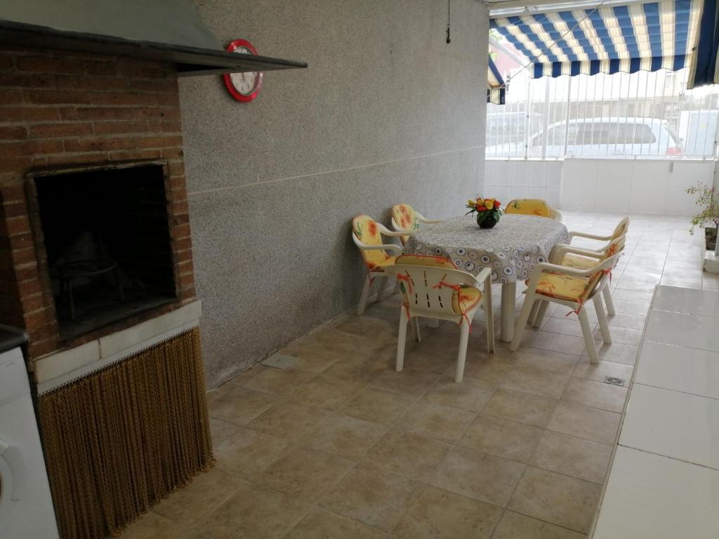 Una televisión o centro de entretenimiento en Bungalow Catral 20 en Santa Pola