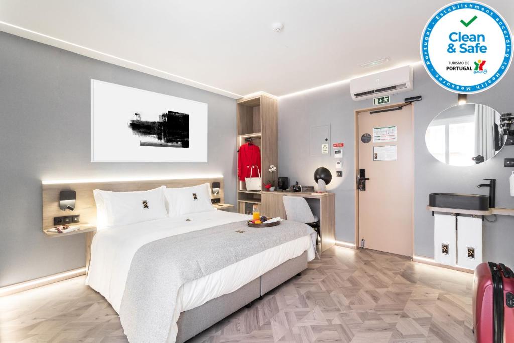 een hotelkamer met een bed en een bord dat zegt schoon en veilig bij Boutique Telhal 89 in Lissabon