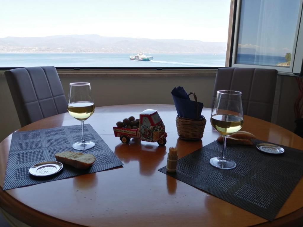 une table avec deux verres de vin et un camion jouets dans l'établissement The door of Sicily, à Messina