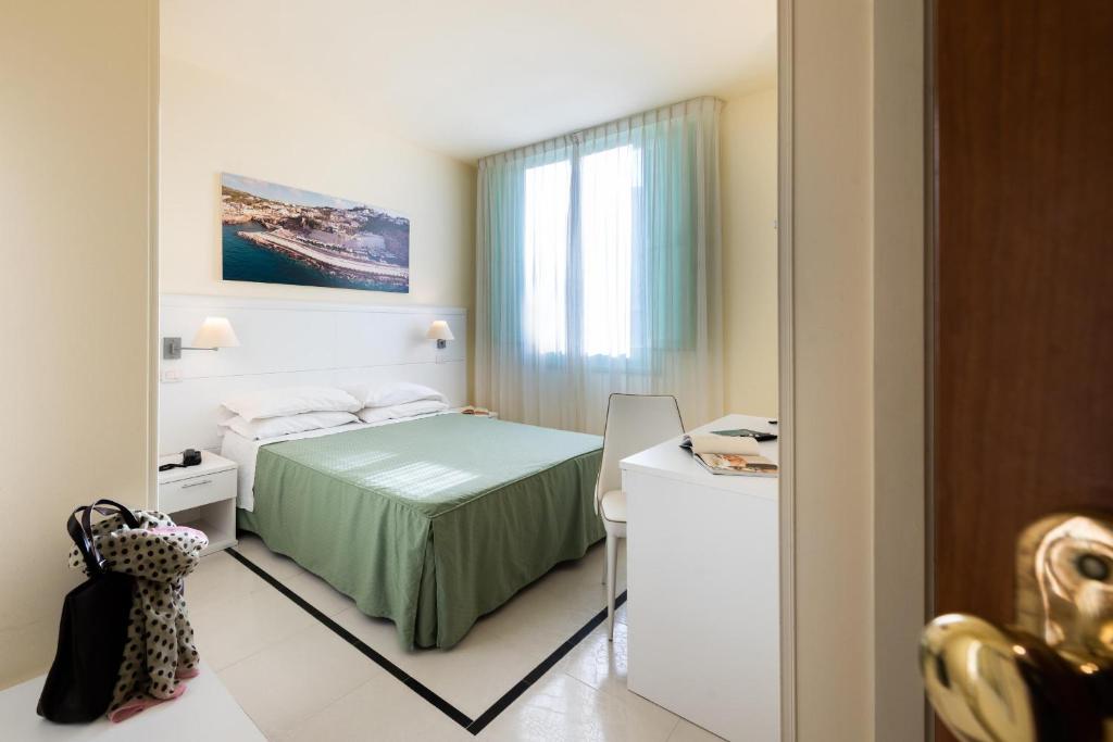Łóżko lub łóżka w pokoju w obiekcie Hotel Euromare