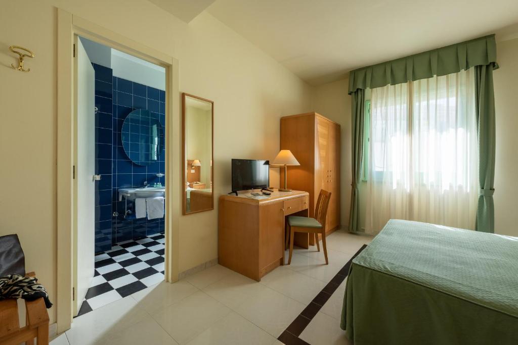 Łóżko lub łóżka w pokoju w obiekcie Hotel Euromare