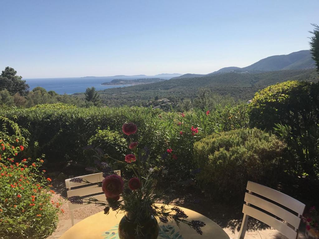 une table avec un vase et des fleurs sur lui dans l'établissement Villa Sans Pareil, à La Croix-Valmer