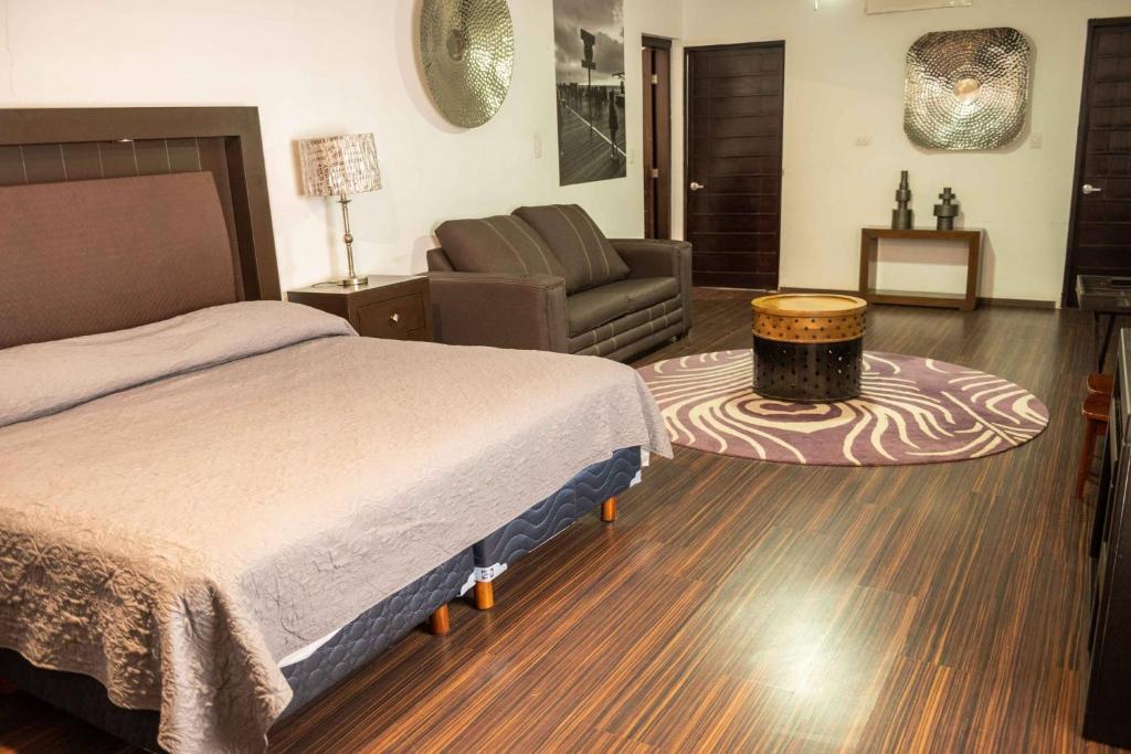 una camera con letto, divano e sedia di 3 Loft Para Tres Personascon Factura a Torreón