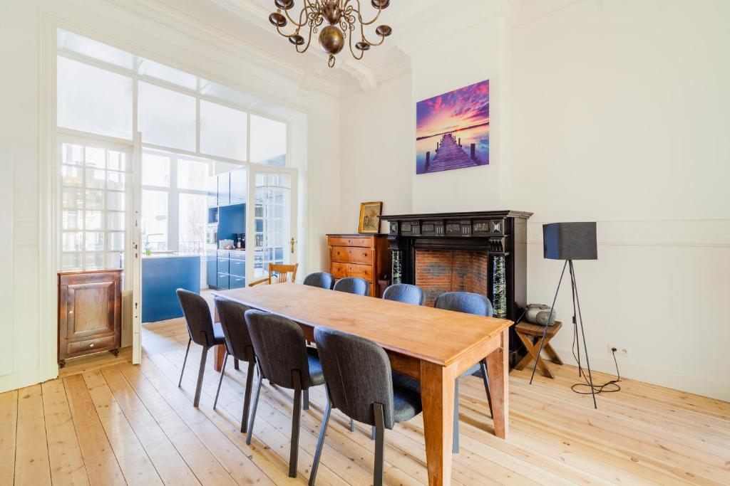 een eetkamer met een tafel en stoelen bij Demeur in Brussel