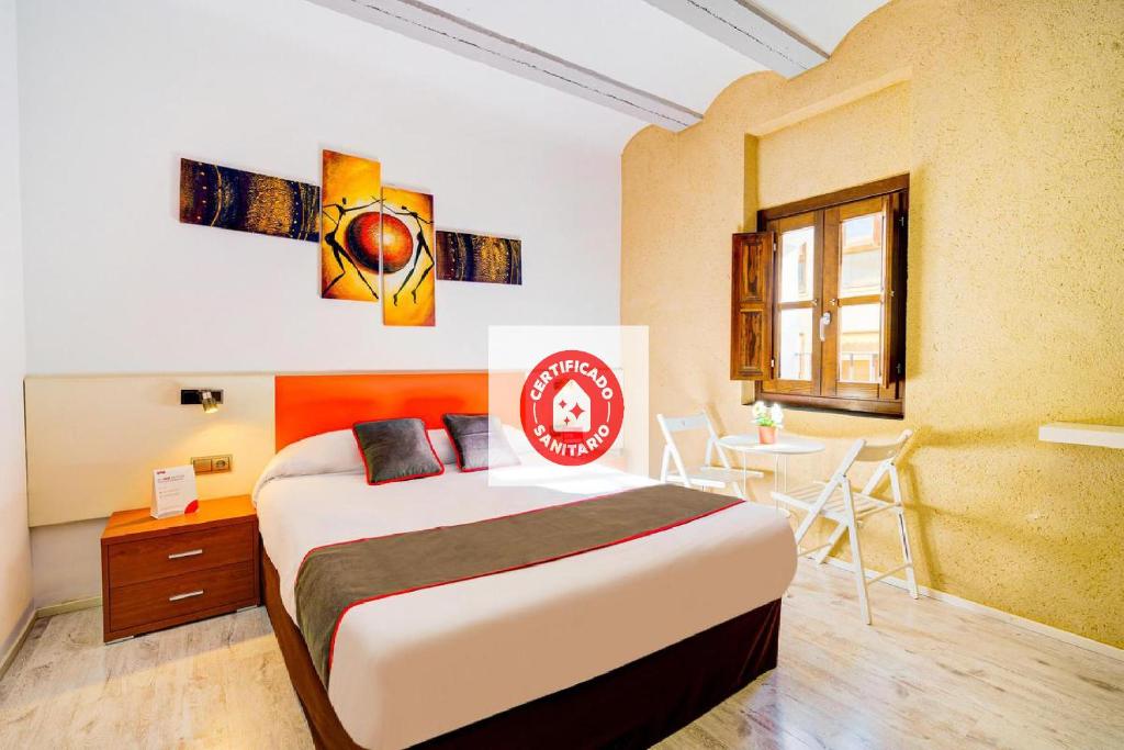 um quarto com uma cama com uma placa de basquetebol em Casa Del Cigroner em Xàtiva