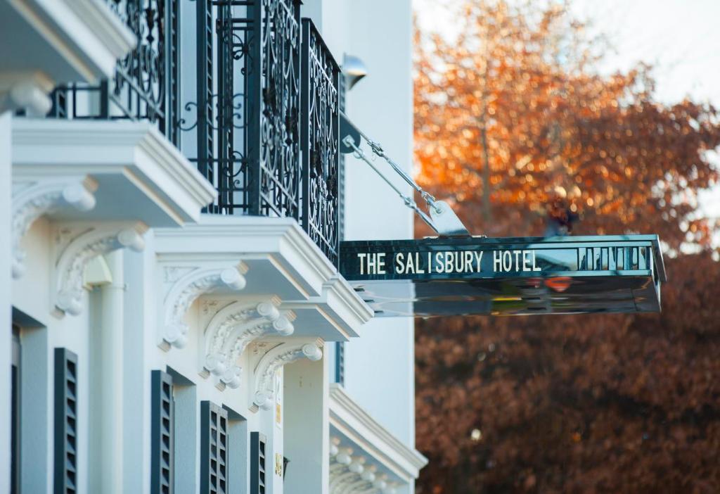 un letrero de la calle en el lateral de un edificio en The Salisbury Business Class, en Christchurch