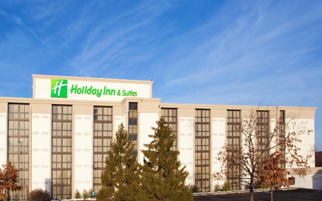 a street sign in front of a large building at Holiday Inn Cincinnati-Eastgate, an IHG Hotel in Eastgate