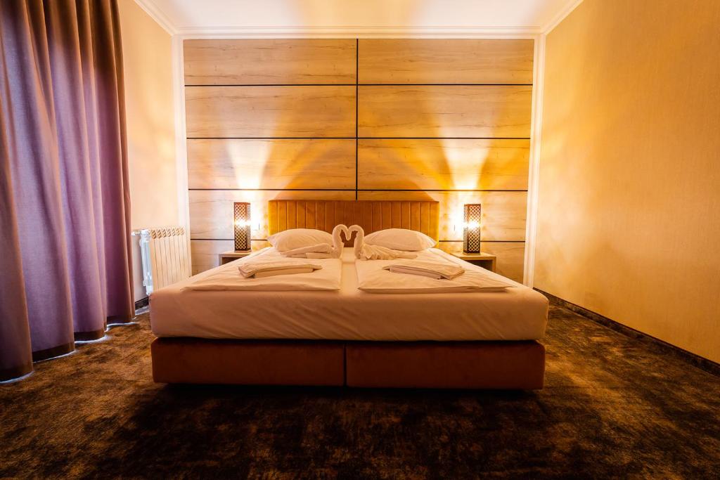 Postel nebo postele na pokoji v ubytování Allegria Hotel