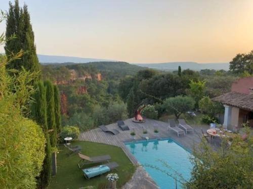 eine Luftblick auf einen Pool in einem Garten in der Unterkunft TERRASSE DES OCRES in Roussillon