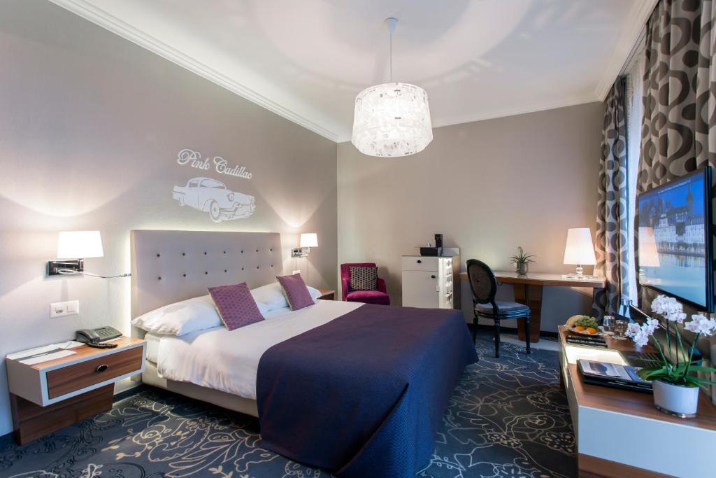 Postel nebo postele na pokoji v ubytování Hotel Schweizerhof Luzern
