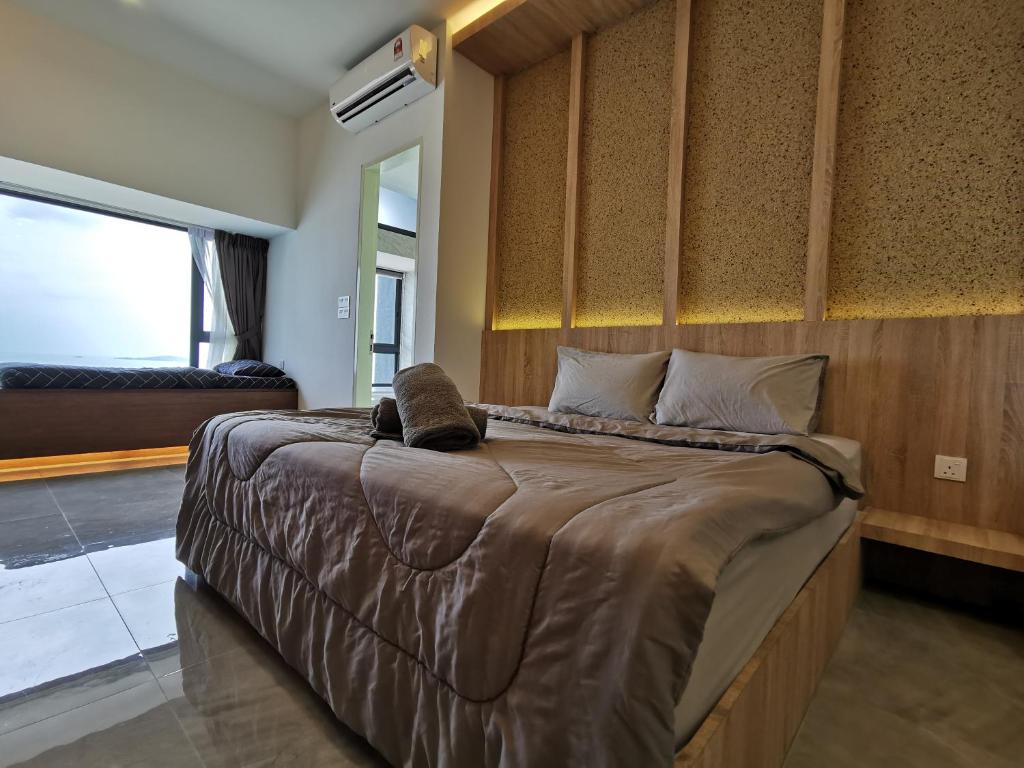 een slaapkamer met een groot bed in een kamer bij Thermospace Imperio B-25-31 Melaka City in Melaka