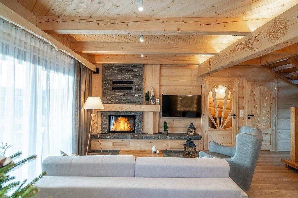 Televízia a/alebo spoločenská miestnosť v ubytovaní "Osada Guty" - każdy domek posiada prywatne jacuzzi na wyłączność, w cenie pobytu - idealne miejsce na wypoczynek!