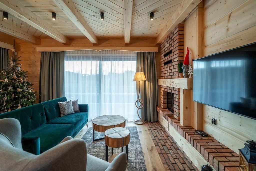 Televízia a/alebo spoločenská miestnosť v ubytovaní "Osada Guty" - każdy domek posiada prywatne jacuzzi na wyłączność, w cenie pobytu - idealne miejsce na wypoczynek!