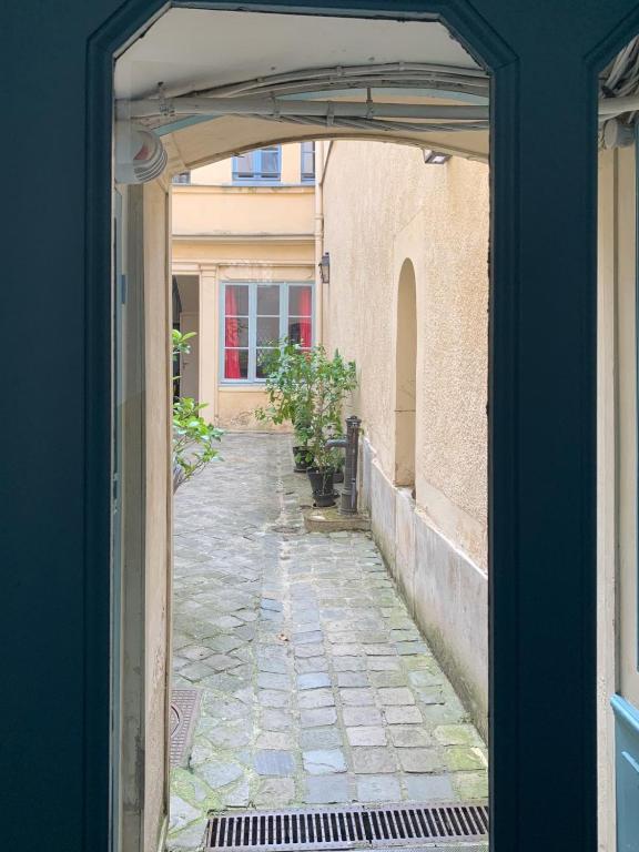an entrance to a building with an open door at Appartement Versailles quartier Notre Dame au pied du Chateau avec Parking in Versailles