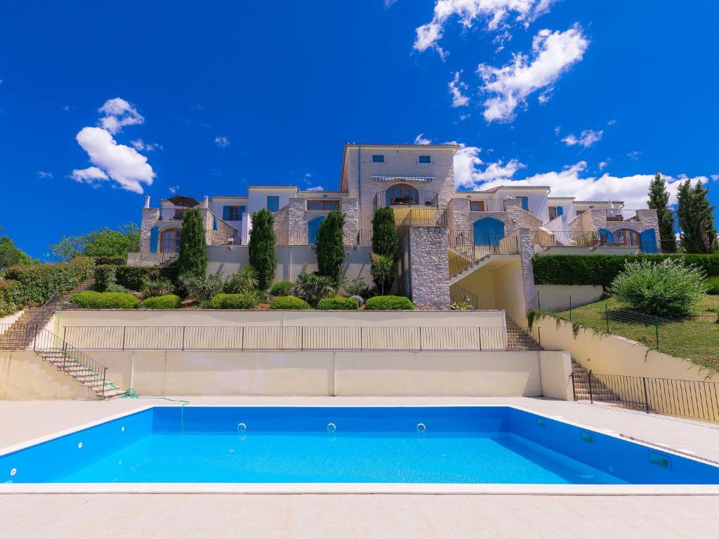uma casa com uma piscina em frente em Holiday Home Casa Nini by Interhome em Bibali