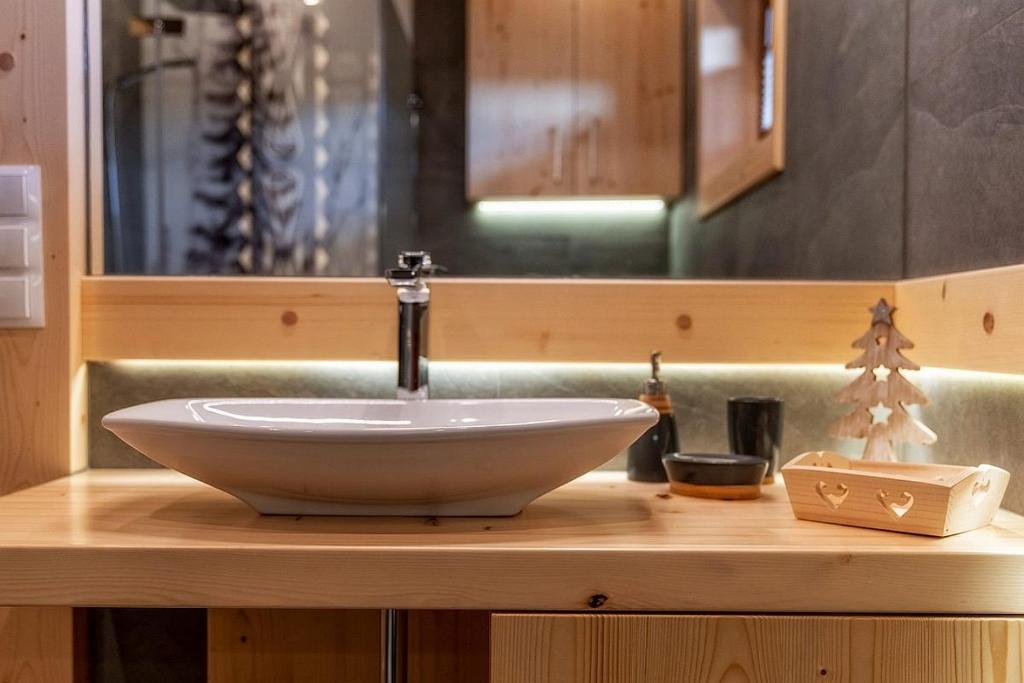 Kúpeľňa v ubytovaní "Osada Guty" - każdy domek posiada prywatne jacuzzi na wyłączność, w cenie pobytu - idealne miejsce na wypoczynek!
