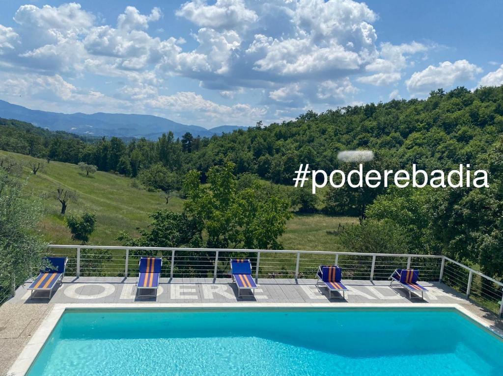 une villa avec une piscine dans les montagnes dans l'établissement Podere Badia Valdrago Agriturismo Mugello Circuit, à Scarperia