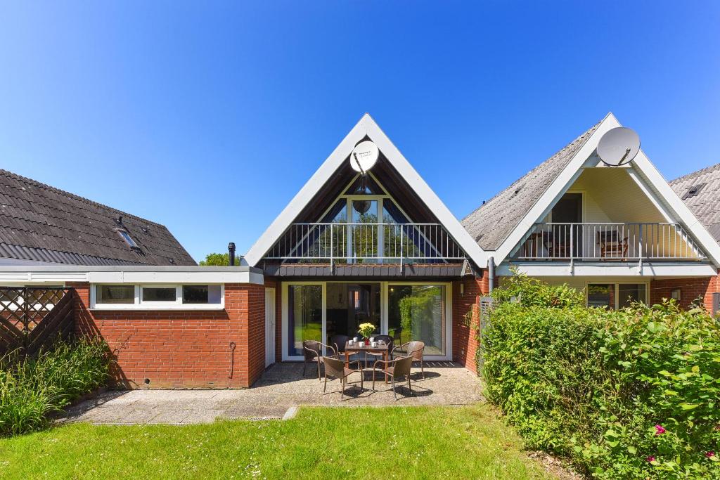 an extension to a house with a patio at Ferienhaus Strandperle in Bensersiel