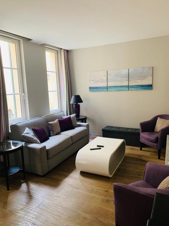a living room with a couch and a coffee table at Appartement Versailles quartier Notre Dame au pied du Chateau avec Parking in Versailles