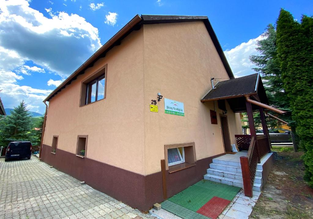 Budova, v ktorej sa dovolenkový dom nachádza