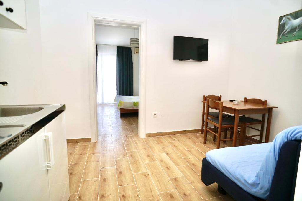 Televízia a/alebo spoločenská miestnosť v ubytovaní Piscina Apartments