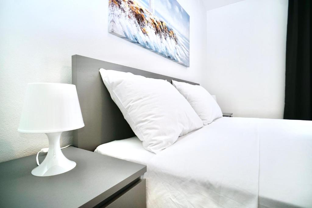 Posteľ alebo postele v izbe v ubytovaní Piscina Apartments
