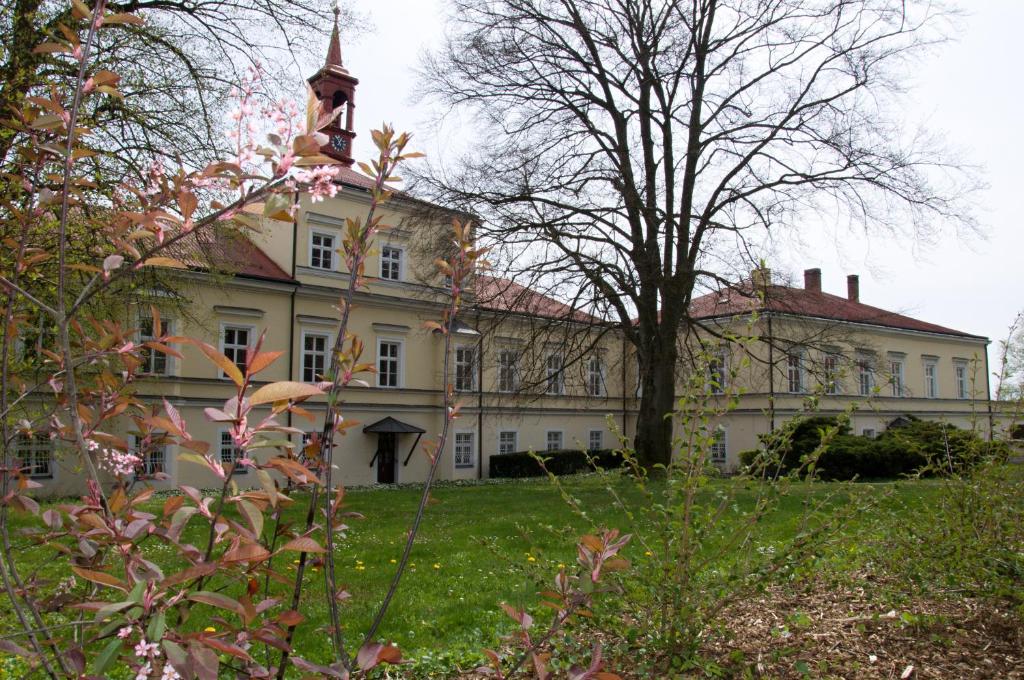 Zahrada ubytování Penzion Zámek Rozsochatec